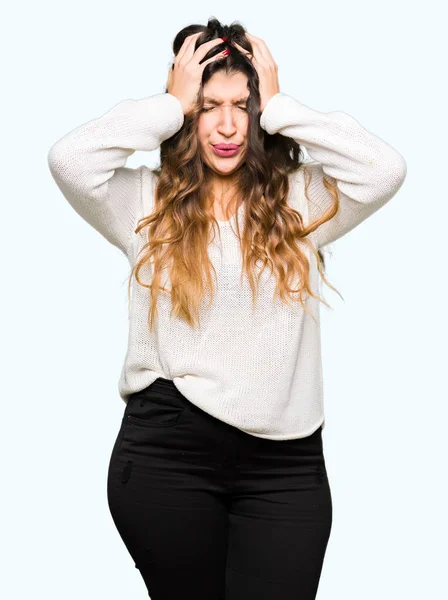 Junge Schöne Frau Weißem Pullover Mit Kopfschmerzen Verzweifelt Und Gestresst — Stockfoto