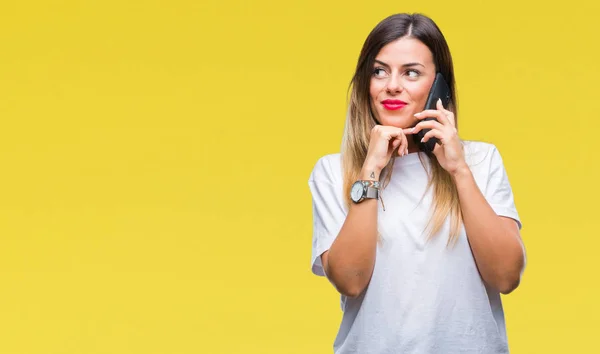 Junge Schöne Frau Spricht Telefonat Mit Smartphone Über Isolierten Hintergrund — Stockfoto