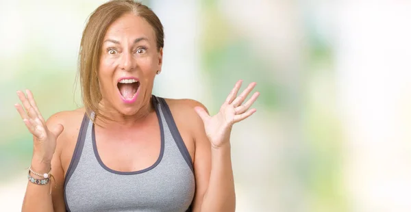 Mooie Middelbare Leeftijd Vrouw Sport Kleding Dragen Geïsoleerd Achtergrond Vieren — Stockfoto