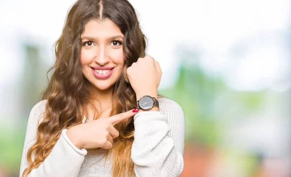 Junge Schöne Frau Trägt Weißen Pullover Eile Und Zeigt Auf — Stockfoto