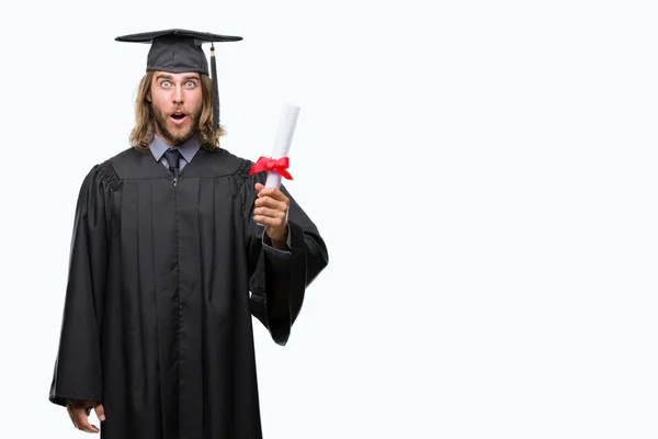 Joven Hombre Apuesto Graduado Con Pelo Largo Sosteniendo Grado Sobre — Foto de Stock