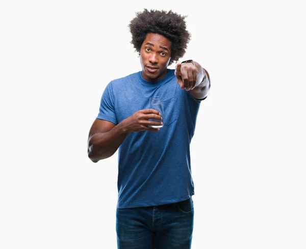 美国黑人喝玻璃水在孤立的背景下指向相机和你 正面和自信的手势从前面 — 图库照片