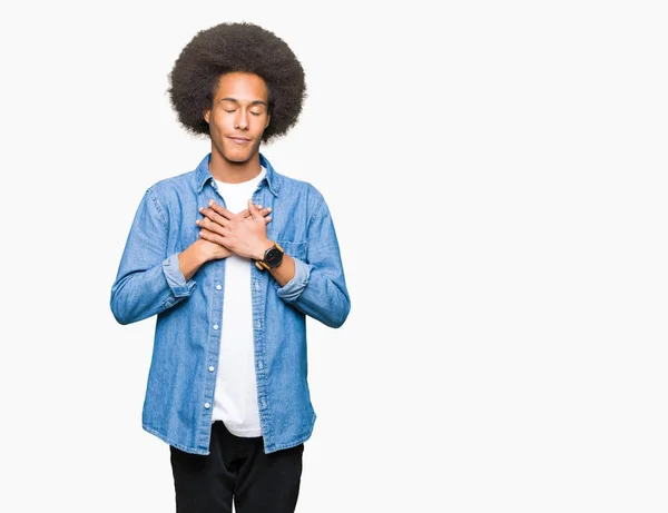 Jovem Afro Americano Com Cabelo Afro Sorrindo Com Mãos Peito — Fotografia de Stock