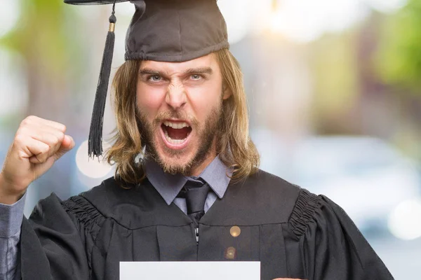 Joven Hombre Apuesto Graduado Con Pelo Largo Sosteniendo Papel Blanco — Foto de Stock