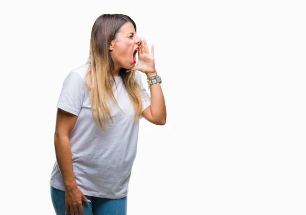 Giovane Bella Donna Casual Bianco Shirt Sfondo Isolato Urlando Urlando — Foto Stock