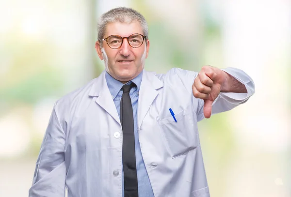 Bonito Médico Sênior Cientista Homem Profissional Vestindo Casaco Branco Sobre — Fotografia de Stock