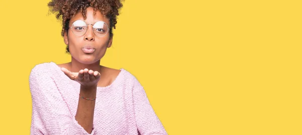 Hermosa Mujer Afroamericana Joven Con Gafas Sobre Fondo Aislado Mirando —  Fotos de Stock