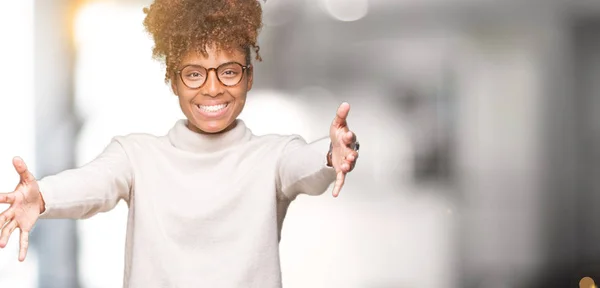 Hermosa Joven Afroamericana Con Gafas Sobre Fondo Aislado Mirando Cámara — Foto de Stock