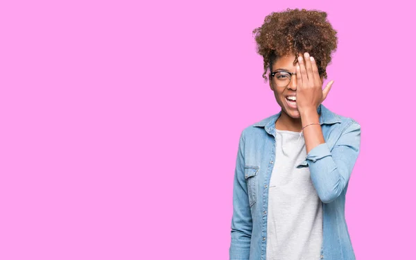 Mooie Jonge African American Vrouw Het Dragen Van Bril Geïsoleerde — Stockfoto