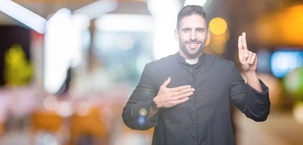 Jovem Padre Cristão Sobre Fundo Isolado Jurando Com Mão Peito — Fotografia de Stock