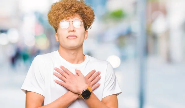 Jonge Knappe Man Met Afro Haar Dragen Bril Glimlachend Met — Stockfoto