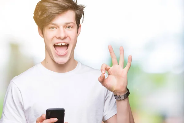 Hombre Joven Usando Teléfono Inteligente Sobre Fondo Aislado Haciendo Signo —  Fotos de Stock