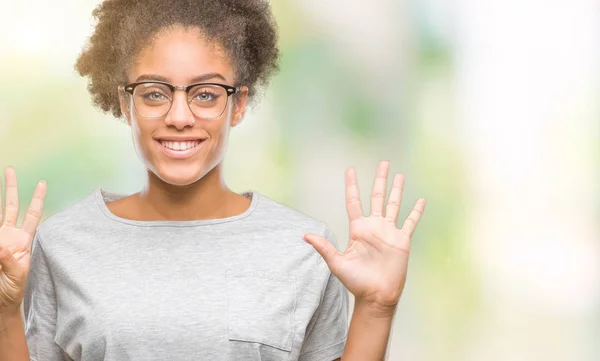 Junge Afroamerikanerin Mit Brille Vor Isoliertem Hintergrund Die Mit Finger — Stockfoto