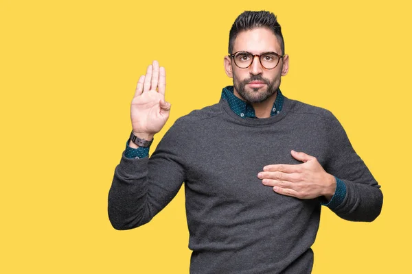 Joven Hombre Guapo Con Gafas Sobre Fondo Aislado Juramento Con —  Fotos de Stock