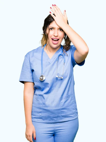 Jovem Mulher Médica Adulta Vestindo Uniforme Médico Surpreso Com Mão — Fotografia de Stock