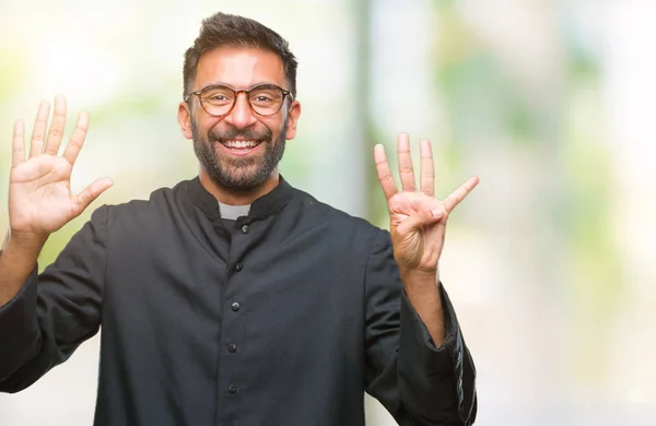 Hombre Sacerdote Católico Hispano Adulto Sobre Fondo Aislado Mostrando Señalando —  Fotos de Stock
