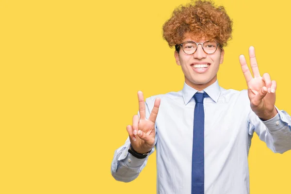 Pemuda Tampan Pria Bisnis Dengan Afro Memakai Kacamata Tersenyum Melihat — Stok Foto