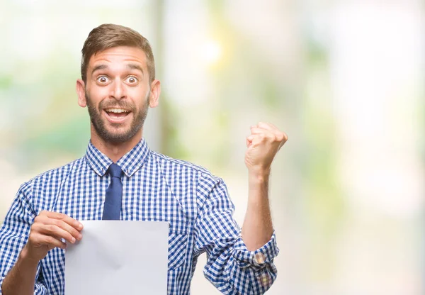 Jovem Homem Bonito Segurando Papel Branco Sobre Fundo Isolado Gritando — Fotografia de Stock