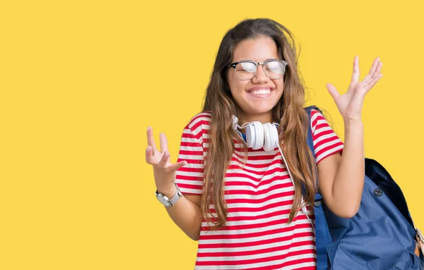 Jovem Bela Estudante Morena Usando Fones Ouvido Mochila Sobre Fundo — Fotografia de Stock