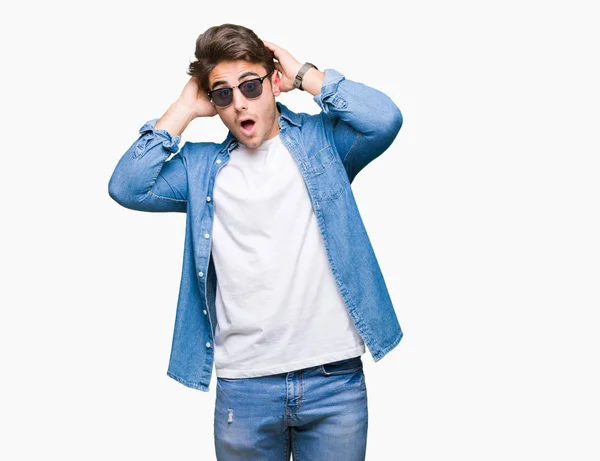 Ung Vacker Man Bär Solglasögon Över Isolerade Bakgrund Crazy Och — Stockfoto