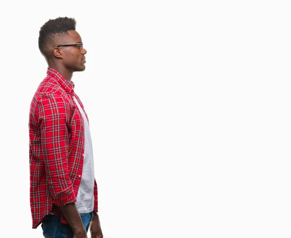 Joven Afroamericano Hombre Sobre Aislado Fondo Mirando Lado Relajarse Pose — Foto de Stock