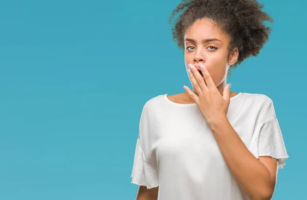 Mujer Afroamericana Joven Sobre Fondo Aislado Aburrido Bostezo Cansado Cubriendo — Foto de Stock