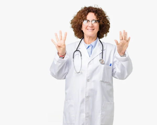 Orta Ager Kıdemli Doktor Kadın Gösterilen Parmakları Ile Işaret Izole — Stok fotoğraf