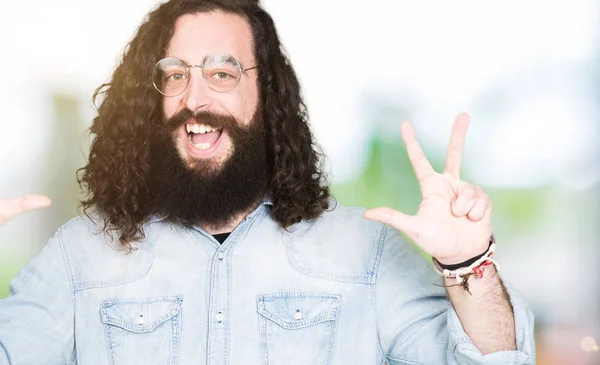 Homem Jovem Hipster Com Cabelos Longos Barba Vestindo Óculos Mostrando — Fotografia de Stock