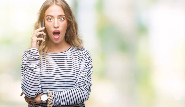 Mooie Jonge Blonde Vrouw Praten Smarpthone Geïsoleerde Achtergrond Bang Schok — Stockfoto