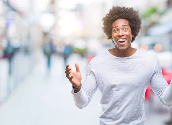 Hombre Afroamericano Sobre Fondo Aislado Celebrando Loco Loco Por Éxito —  Fotos de Stock