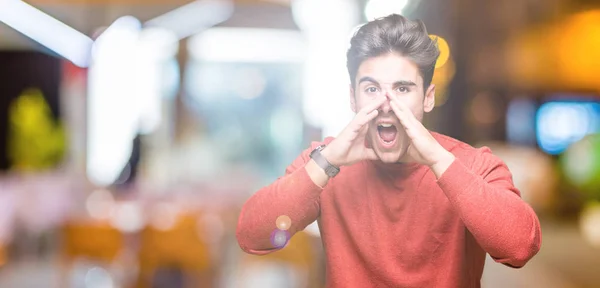 Joven Hombre Guapo Sobre Fondo Aislado Gritando Enojado Voz Alta —  Fotos de Stock