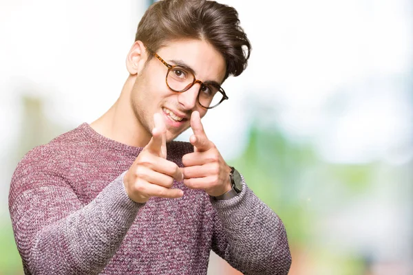 Homem Bonito Jovem Usando Óculos Sobre Fundo Isolado Apontando Dedos — Fotografia de Stock