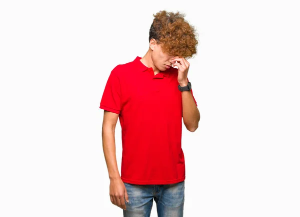 年轻英俊的男子与非洲头发红色 T恤疲惫摩擦鼻子和眼睛感到疲劳和头痛 压力和挫折的概念 — 图库照片