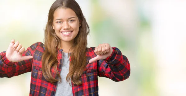 Junge Schöne Brünette Frau Trägt Eine Jacke Über Isoliertem Hintergrund — Stockfoto