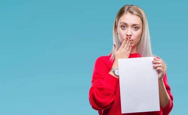 Joven Rubia Sosteniendo Una Hoja Papel Blanco Sobre Fondo Aislado —  Fotos de Stock