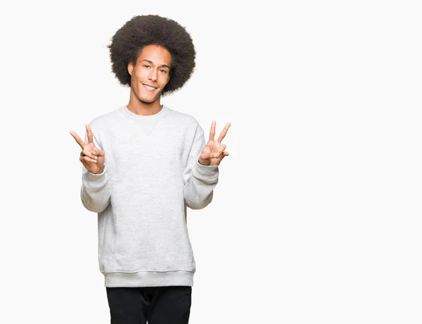 Jovem Americano Africano Com Cabelo Afro Vestindo Camisola Esportiva Sorrindo — Fotografia de Stock