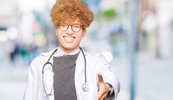 Tânărul Doctor Frumos Purtând Haină Medicală Zâmbind Prietenos Oferind Strângere — Fotografie, imagine de stoc