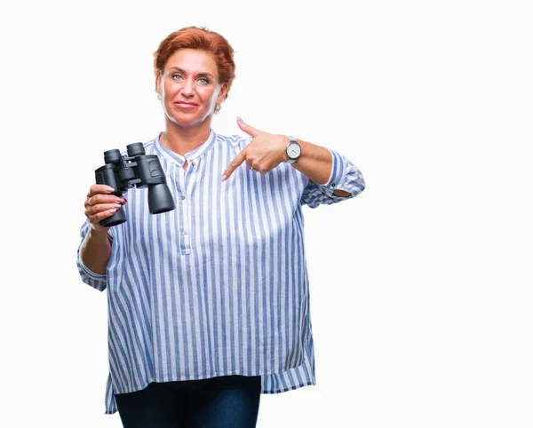 Senior Kaukasische Frau Blickt Durch Ein Fernglas Über Isolierten Hintergrund — Stockfoto