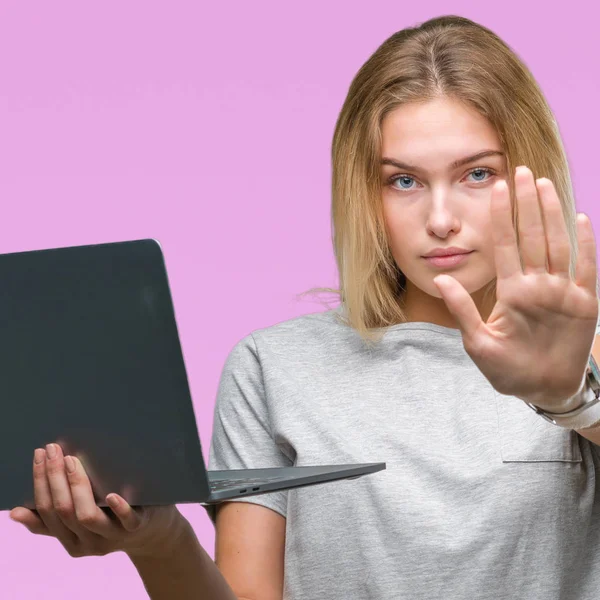 Молодая Белая Женщина Компьютером Ноутбук Изолированном Фоне Открытой Рукой Делает — стоковое фото