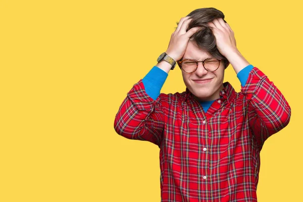 Homem Bonito Jovem Usando Óculos Sobre Fundo Isolado Sofrendo Dor — Fotografia de Stock