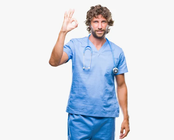 Hezký Hispánský Chirurg Lékař Muž Nad Izolované Pozadí Úsměvem Pozitivní — Stock fotografie