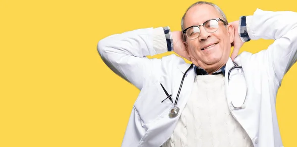 Bonito Médico Sénior Vestindo Casaco Médico Relaxando Esticando Com Braços — Fotografia de Stock