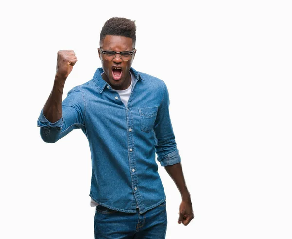 Joven Hombre Afroamericano Sobre Fondo Aislado Enojado Loco Levantando Puño —  Fotos de Stock