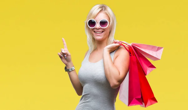 Mladá Krásná Blondýnka Nakupovat Drží Nákupní Tašky Prodej Izolované Pozadí — Stock fotografie