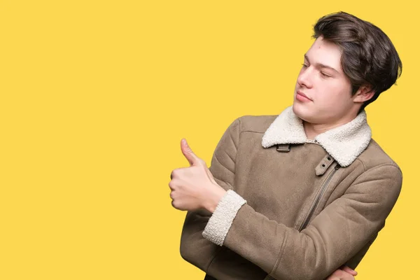 Joven Hombre Guapo Vistiendo Abrigo Invierno Sobre Fondo Aislado Mirando — Foto de Stock