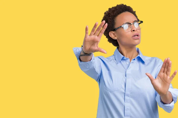 Joven Mujer Negocios Afroamericana Hermosa Sobre Fondo Aislado Sonriendo Haciendo —  Fotos de Stock