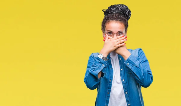 Joven Trenzado Pelo Afroamericano Chica Usando Gafas Sobre Fondo Aislado —  Fotos de Stock