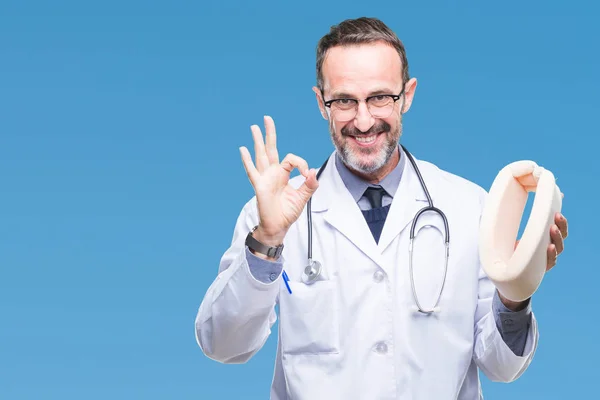 Idade Média Idoso Hoary Médico Homem Segurando Colar Pescoço Sobre — Fotografia de Stock