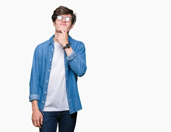 Homem Bonito Jovem Usando Óculos Sobre Fundo Isolado Olhando Confiante — Fotografia de Stock