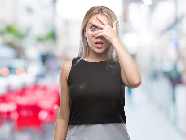 Giovane Donna Bionda Sfondo Isolato Sbirciare Shock Che Copre Viso — Foto Stock